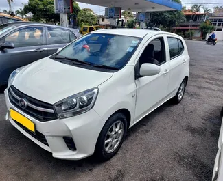 Frontansicht eines Mietwagens Perodua Axia auf Mauritius Flughafen, Mauritius ✓ Auto Nr.7330. ✓ Automatisch TM ✓ 0 Bewertungen.