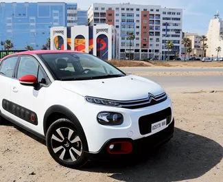 Frontansicht eines Mietwagens Citroen C3 am Flughafen Agadir, Marokko ✓ Auto Nr.7559. ✓ Schaltgetriebe TM ✓ 0 Bewertungen.