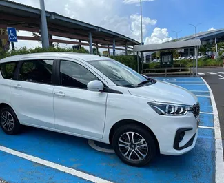 Frontansicht eines Mietwagens Suzuki Ertiga auf Mauritius Flughafen, Mauritius ✓ Auto Nr.7367. ✓ Automatisch TM ✓ 0 Bewertungen.