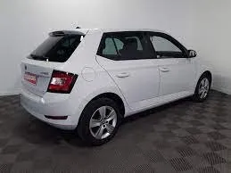 Frontansicht eines Mietwagens Skoda Fabia am Flughafen Agadir, Marokko ✓ Auto Nr.7560. ✓ Schaltgetriebe TM ✓ 0 Bewertungen.