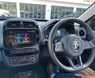 Frontansicht eines Mietwagens Renault KWID auf Mauritius Flughafen, Mauritius ✓ Auto Nr.7373. ✓ Automatisch TM ✓ 0 Bewertungen.