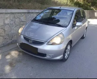 Frontansicht eines Mietwagens Honda Jazz in Durres, Albanien ✓ Auto Nr.7424. ✓ Automatisch TM ✓ 2 Bewertungen.