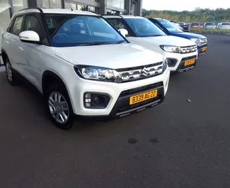 Frontansicht eines Mietwagens Suzuki Vitara Brezza auf Mauritius Flughafen, Mauritius ✓ Auto Nr.7378. ✓ Automatisch TM ✓ 0 Bewertungen.