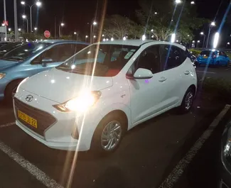 Frontansicht eines Mietwagens Hyundai i10 auf Mauritius Flughafen, Mauritius ✓ Auto Nr.7371. ✓ Automatisch TM ✓ 0 Bewertungen.