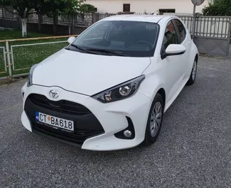 Frontansicht eines Mietwagens Toyota Yaris in Budva, Montenegro ✓ Auto Nr.7466. ✓ Automatisch TM ✓ 0 Bewertungen.