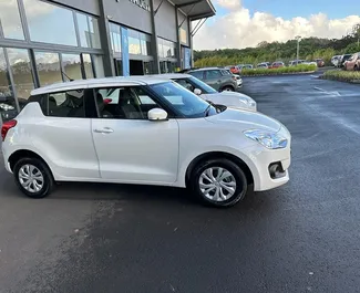 Frontansicht eines Mietwagens Suzuki Swift auf Mauritius Flughafen, Mauritius ✓ Auto Nr.7377. ✓ Automatisch TM ✓ 2 Bewertungen.