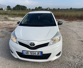 Frontansicht eines Mietwagens Toyota Yaris am Flughafen von Tirana, Albanien ✓ Auto Nr.7479. ✓ Schaltgetriebe TM ✓ 2 Bewertungen.