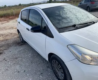 Autovermietung Toyota Yaris Nr.7479 Schaltgetriebe am Flughafen von Tirana, ausgestattet mit einem 1,4L Motor ➤ Von Romeo in Albanien.