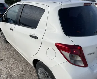 Mietwagen Toyota Yaris 2013 in Albanien, mit Diesel-Kraftstoff und 70 PS ➤ Ab 20 EUR pro Tag.