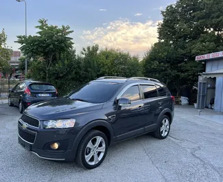 Frontansicht eines Mietwagens Chevrolet Captiva in Tirana, Albanien ✓ Auto Nr.7335. ✓ Automatisch TM ✓ 0 Bewertungen.