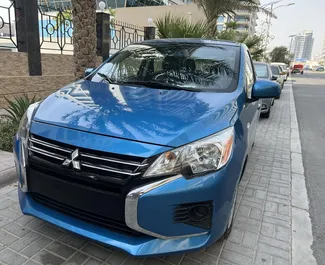 Frontansicht eines Mietwagens Mitsubishi Mirage in Dubai, VAE ✓ Auto Nr.7483. ✓ Automatisch TM ✓ 3 Bewertungen.