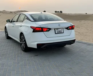 Nissan Altima 2021 zur Miete verfügbar in Dubai, mit Kilometerbegrenzung 250 km/Tag.