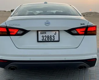 Benzin 2,5L Motor von Nissan Altima 2021 zur Miete in Dubai.