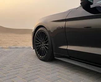 Ford Mustang GT 2021 zur Miete verfügbar in Dubai, mit Kilometerbegrenzung 250 km/Tag.