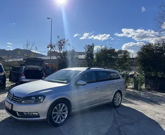 Frontansicht eines Mietwagens Volkswagen Passat Variant in Tirana, Albanien ✓ Auto Nr.4477. ✓ Automatisch TM ✓ 1 Bewertungen.