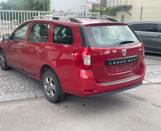 Frontansicht eines Mietwagens Dacia Logan MCV am Flughafen Burgas, Bulgarien ✓ Auto Nr.7443. ✓ Schaltgetriebe TM ✓ 0 Bewertungen.