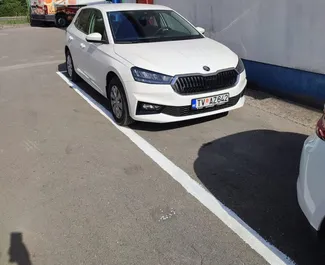 Frontansicht eines Mietwagens Skoda Fabia in Tivat, Montenegro ✓ Auto Nr.7447. ✓ Automatisch TM ✓ 2 Bewertungen.