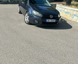 Frontansicht eines Mietwagens Volkswagen Golf 6 in Durres, Albanien ✓ Auto Nr.7406. ✓ Automatisch TM ✓ 0 Bewertungen.