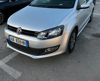 Frontansicht eines Mietwagens Volkswagen Polo in Durres, Albanien ✓ Auto Nr.7407. ✓ Automatisch TM ✓ 2 Bewertungen.