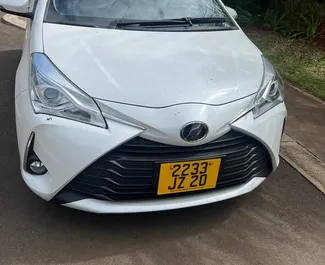 Frontansicht eines Mietwagens Toyota Vitz auf Mauritius, Mauritius ✓ Auto Nr.7454. ✓ Automatisch TM ✓ 0 Bewertungen.