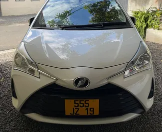 Frontansicht eines Mietwagens Toyota Vitz auf Mauritius, Mauritius ✓ Auto Nr.7455. ✓ Automatisch TM ✓ 0 Bewertungen.