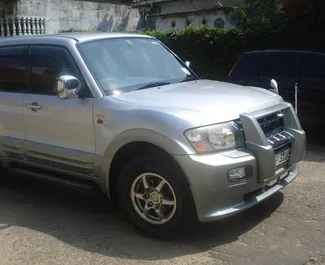 Frontansicht eines Mietwagens Mitsubishi Montero am Flughafen Colombo, Sri Lanka ✓ Auto Nr.7490. ✓ Automatisch TM ✓ 0 Bewertungen.