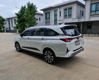 Vermietung Toyota Veloz. Komfort, Minivan Fahrzeug zur Miete in Thailand ✓ Kaution Einzahlung von 5000 THB ✓ Versicherungsoptionen KFZ-HV, VKV Plus, Insassen.