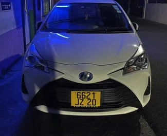 Frontansicht eines Mietwagens Toyota Vitz auf Mauritius, Mauritius ✓ Auto Nr.7816. ✓ Automatisch TM ✓ 0 Bewertungen.