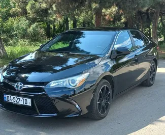 Mietwagen Toyota Camry 2015 in Georgien, mit Hybride-Kraftstoff und 200 PS ➤ Ab 110 GEL pro Tag.