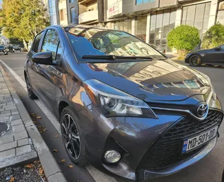 Frontansicht eines Mietwagens Toyota Yaris in Kutaisi, Georgien ✓ Auto Nr.7813. ✓ Automatisch TM ✓ 4 Bewertungen.