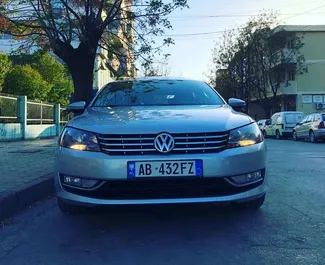 Frontansicht eines Mietwagens Volkswagen Passat in Tirana, Albanien ✓ Auto Nr.7858. ✓ Automatisch TM ✓ 0 Bewertungen.