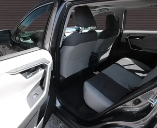 Toyota Rav4 2020 zur Miete verfügbar in Eriwan, mit Kilometerbegrenzung unbegrenzte.