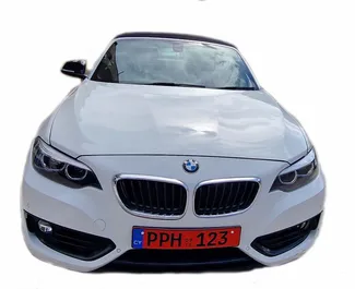 Frontansicht eines Mietwagens BMW 218i Cabrio in Paphos, Zypern ✓ Auto Nr.7899. ✓ Automatisch TM ✓ 1 Bewertungen.