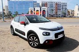 Frontansicht eines Mietwagens Citroen C3 am Flughafen Agadir, Marokko ✓ Auto Nr.7734. ✓ Schaltgetriebe TM ✓ 0 Bewertungen.