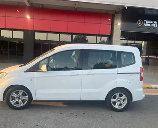 Frontansicht eines Mietwagens Ford Courier am Flughafen Bodrum, Türkei ✓ Auto Nr.7884. ✓ Schaltgetriebe TM ✓ 0 Bewertungen.