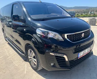 Frontansicht eines Mietwagens Peugeot Expert Traveller am Flughafen Bodrum, Türkei ✓ Auto Nr.7883. ✓ Automatisch TM ✓ 0 Bewertungen.