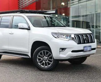 Frontansicht eines Mietwagens Toyota Land Cruiser Prado in Tiflis, Georgien ✓ Auto Nr.7322. ✓ Automatisch TM ✓ 0 Bewertungen.