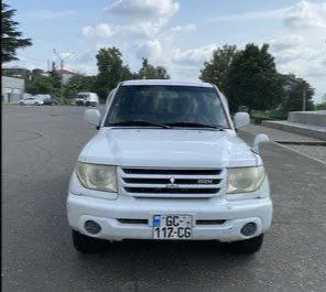 Frontansicht eines Mietwagens Mitsubishi Pajero Io in Kutaisi, Georgien ✓ Auto Nr.7774. ✓ Automatisch TM ✓ 0 Bewertungen.