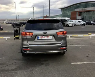 Innenraum von Kia Sorento zur Miete in Georgien. Ein großartiges 7-Sitzer Fahrzeug mit Automatisch Getriebe.