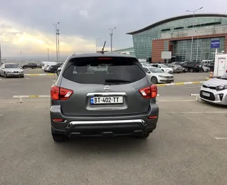 Benzin 3,3L Motor von Nissan Pathfinder 2020 zur Miete in Tiflis.