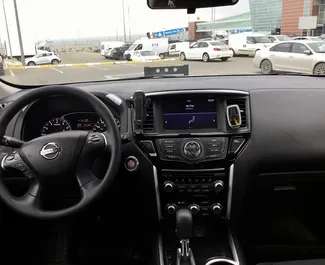 Innenraum von Nissan Pathfinder zur Miete in Georgien. Ein großartiges 7-Sitzer Fahrzeug mit Automatisch Getriebe.