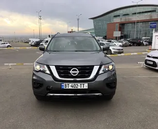 Frontansicht eines Mietwagens Nissan Pathfinder in Tiflis, Georgien ✓ Auto Nr.7667. ✓ Automatisch TM ✓ 0 Bewertungen.