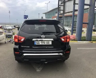 Benzin 3,5L Motor von Nissan Pathfinder 2020 zur Miete in Tiflis.