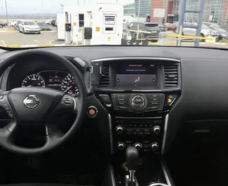 Innenraum von Nissan Pathfinder zur Miete in Georgien. Ein großartiges 7-Sitzer Fahrzeug mit Automatisch Getriebe.