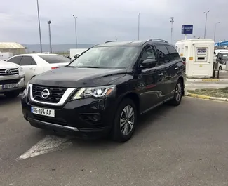 Frontansicht eines Mietwagens Nissan Pathfinder in Tiflis, Georgien ✓ Auto Nr.7666. ✓ Automatisch TM ✓ 0 Bewertungen.