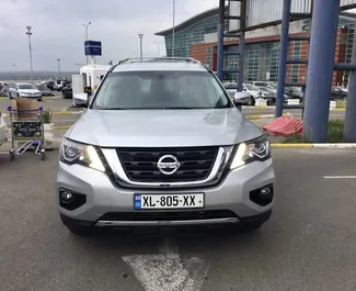 Frontansicht eines Mietwagens Nissan Pathfinder in Tiflis, Georgien ✓ Auto Nr.7665. ✓ Automatisch TM ✓ 0 Bewertungen.