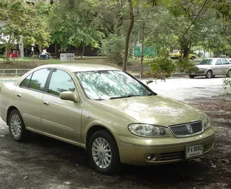 Frontansicht eines Mietwagens Nissan Sunny am Flughafen Colombo, Sri Lanka ✓ Auto Nr.7641. ✓ Automatisch TM ✓ 0 Bewertungen.