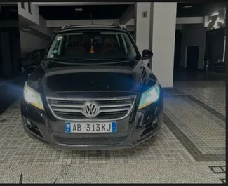 Frontansicht eines Mietwagens Volkswagen Tiguan in Tirana, Albanien ✓ Auto Nr.7691. ✓ Automatisch TM ✓ 0 Bewertungen.