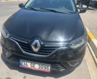 Frontansicht eines Mietwagens Renault Megane Sedan am Flughafen Bodrum, Türkei ✓ Auto Nr.7875. ✓ Automatisch TM ✓ 0 Bewertungen.