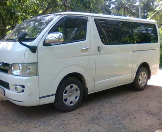 Frontansicht eines Mietwagens Toyota Hiace am Flughafen Colombo, Sri Lanka ✓ Auto Nr.7634. ✓ Automatisch TM ✓ 0 Bewertungen.